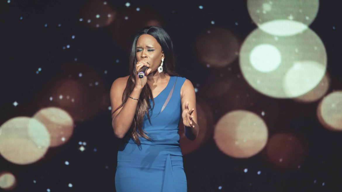 Rachelle Fisher deslumbró una vez más en la gala en la gala