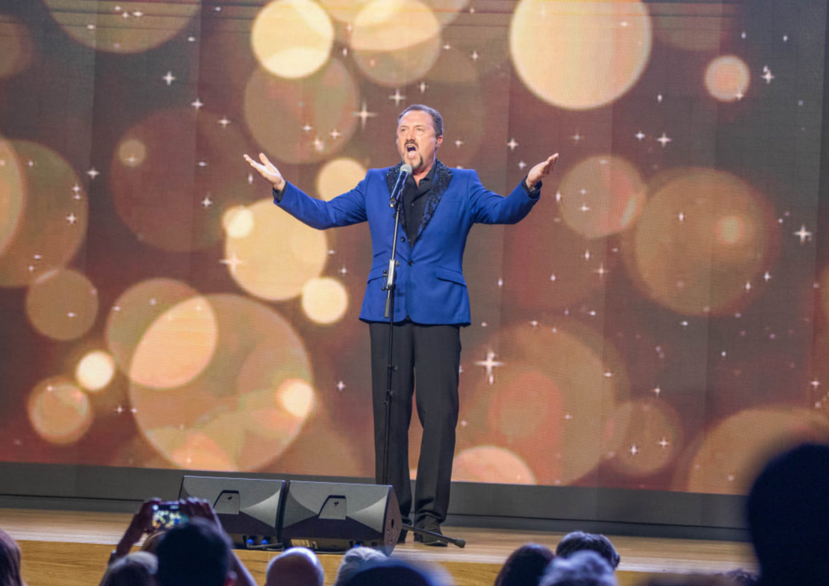 Raúl Rubio, Cerró la Gala con su Espectacular Voz